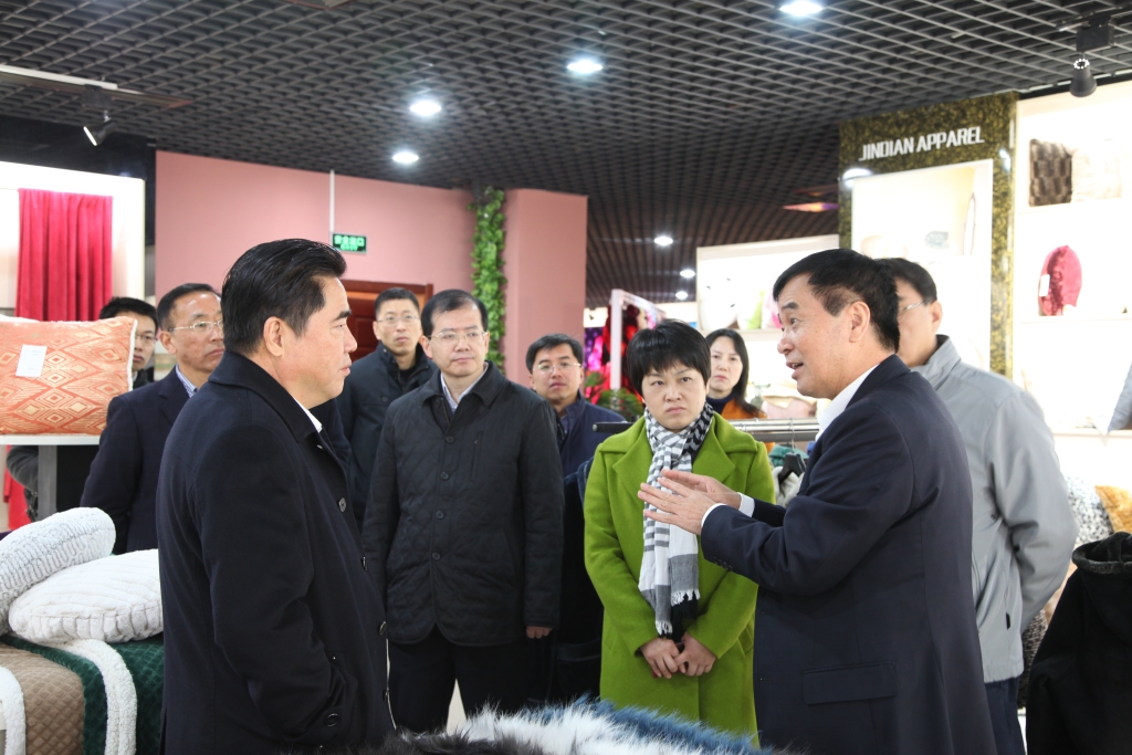 2016年11月26日，時(shí)任連云港市市長項(xiàng)雪龍來到飛雁毛毯有限公司調(diào)研指導(dǎo)工作。